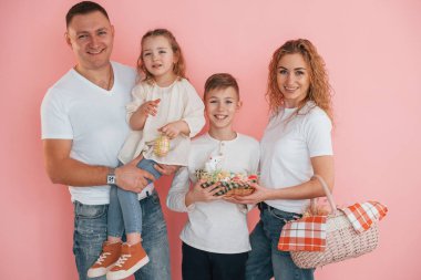 Pembe arka planda duruyor. Mutlu aile bayramları birlikte kutluyor..