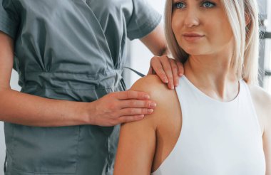 Masaj yapıyordum. Kadın sağlık merkezinde doktordan yardım alıyor..