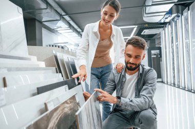 Büyük bir ürün seçimi. Kadın ve erkek ev için eşya deposunda..