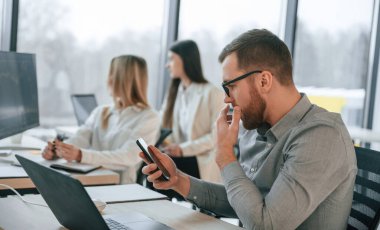 Ofiste başarılı bir ekip birlikte çalışıyor. İş kavramı.