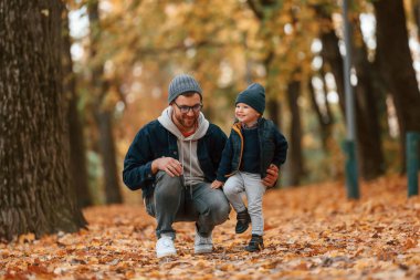 Macera zamanı. Baba ve küçük oğlu gündüz vakti dışarıda beraberler..