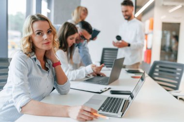 Yoğun bir gün. Profesyonel iş adamlarından oluşan bir grup ofiste..