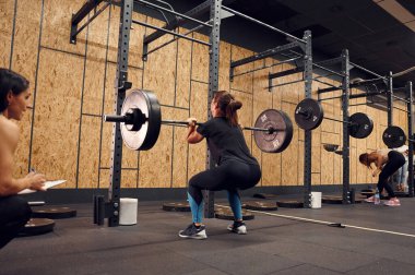 Kas kütlesi oluşturma kavramı. Schumann spor salonunda halter kaldırıyor..
