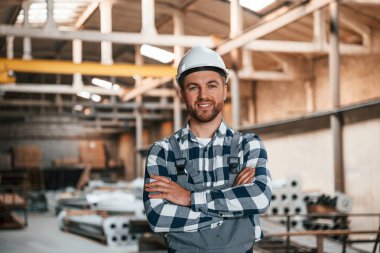 Güzel bir portre. Üniformalı fabrika çalışanı içeride..