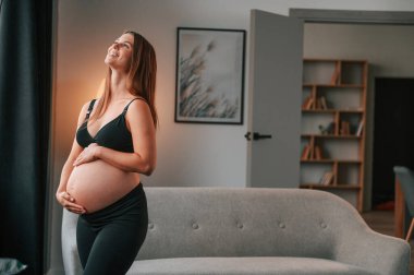 Durma ve pozitif ruh hali. Güzel hamile kadın evde..