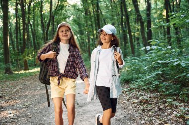 İleriye doğru yürüyorum. İki kız ormanda boş vakit geçiriyor, yeni yerler keşfediyor..