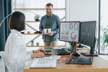 Profesyonel takım. Ofiste birlikte çalışan iki tasarımcı..