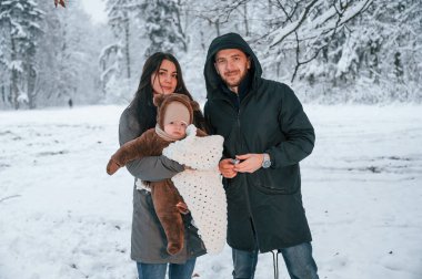 Küçük oğlu olan ebeveynler kış parkında birlikteler..