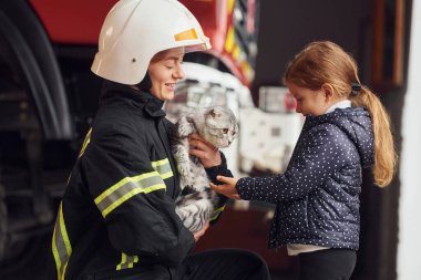 İskoç kediyi kurtardım. Üniformalı itfaiyeci kadın küçük bir kızla birlikte..