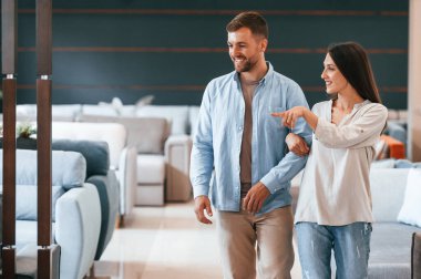 Dolaşıyordum. Dükkandaki yatağı ve kanepeyi seçen çift..