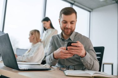 Birlikte bir proje üzerinde çalışıyoruz. Başarılı ekip büroda bulunuyor. İş kavramı.