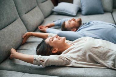 Birlikte yatıyorduk. Dükkandaki yatağı ve kanepeyi seçen çift..