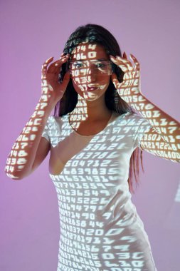 Farklı rakamlar. Stüdyoda projektör neon ışıkları altında güzel genç bir kadın var..