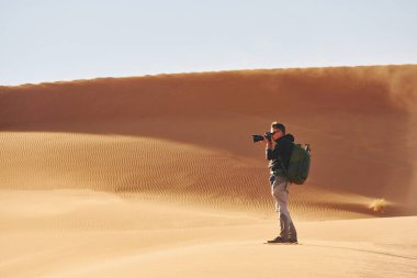 Günlük giysiler içindeki erkek turist Afrika çöllerinde, Namibya 'da..