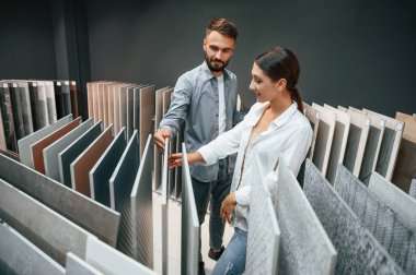 Farklı malzemeler ve renkler. Kadın ve erkek ev için eşya deposunda..