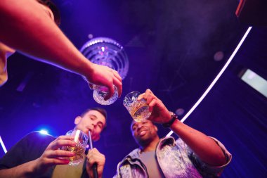 Aşağıdan bak. Bir grup arkadaş gece kulübünde birlikte eğleniyorlar..