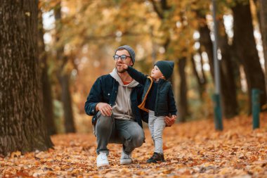 Macera zamanı. Baba ve küçük oğlu gündüz vakti dışarıda beraberler..