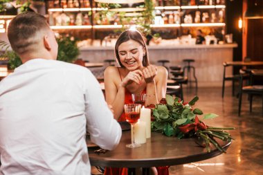 Masanın başında içkilerimizi yudumlarken. Romantik çift restoranda yemek yiyor..