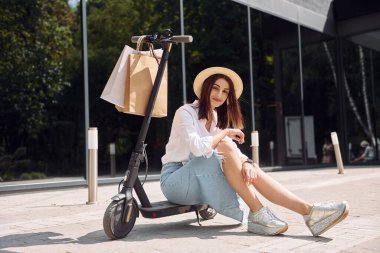 Scooter 'da oturuyordum. Alışveriş torbalarıyla. Güzel genç bayan dışarıda..