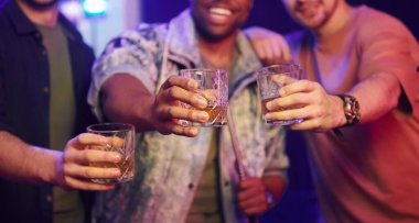 Bütün gece parti yapmak. Bir grup arkadaş gece kulübünde birlikte eğleniyorlar..