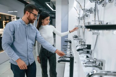 Erkek ve kadın hijyenik eşya dükkanında ürünleri seçiyorlar..