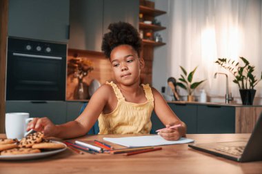 Gündüz vakti evde rahat giyinen sevimli siyah kız var..