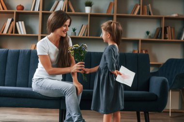 Genç anne kızıyla birlikte dairede..