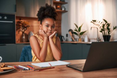 Gündüz vakti evde rahat giyinen sevimli siyah kız var..