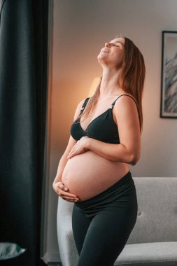 Durma ve pozitif ruh hali. Güzel hamile kadın evde..