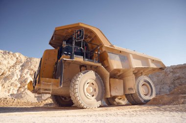 Güneşli bir günde taş ocağına park edilen nakliye kamyonunun görüntüsü..