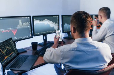 - Telefonu kullanarak. Ofiste değişim teknolojisiyle çalışan iki borsacı..