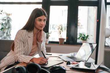 Grafik tablet kullanarak çiziyorum. Kadın modern ofiste bilgisayarla çalışıyor..