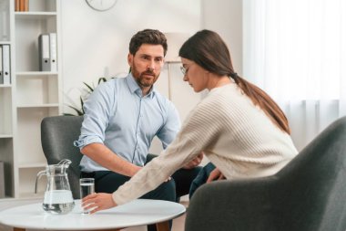 Bir kadınla. Psikolog kabinede çalışıyor..