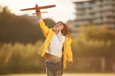 Oyuncak uçak. Küçük çocuk yaz sahasında oynuyor..