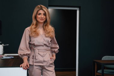 Güzel bayan doktor dolapta bekliyor..