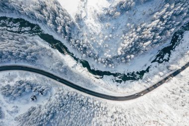 Karpat Dağları 'ndaki yol ve nehrin üst hava manzarası. Görkemli arkaplan.