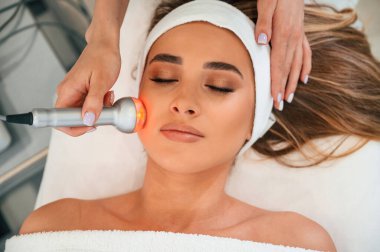 Galvanizasyon için aygıt kullanılır. Kadın yüzü güzellik salonunda güzellik uzmanları tarafından tedavi ediliyor..