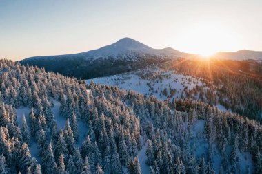 Harika bir günbatımına sahip arka plan. Görkemli Karpatya dağlarının kış havası.