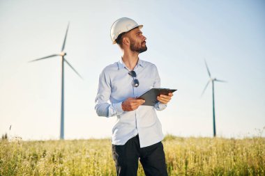Ön manzara. Servis mühendisi yel değirmenleriyle sahada..