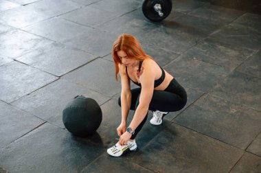 Güzel, güçlü kadın spor salonunda..