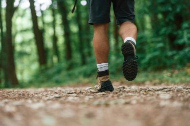 Yaz ormanındaki turist bacaklarının dikiz manzarasını kapat..