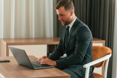 Yakışıklı iş adamı otel odasında içeride..