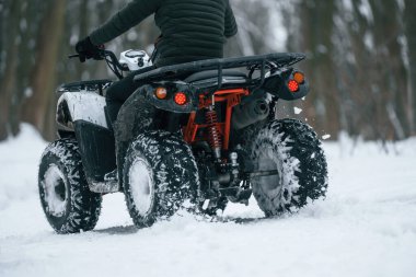 Kar, ağaçlar, macera. İnsan kış ormanlarında ATV 'ye biniyor..