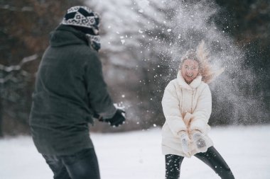 Hoş bir çift birlikte, kış mevsiminde dışarıda yürüyüş yapıyorlar..
