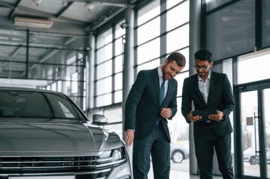 Adam galeride müşteriye danışıyor..