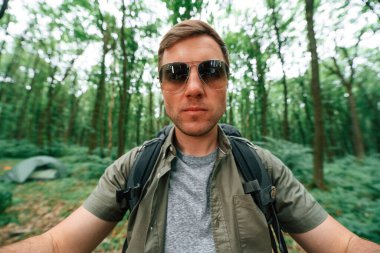 Yaz ormanlarındaki turistlerin selfie 'si. Keşif ve eğlence kavramı.