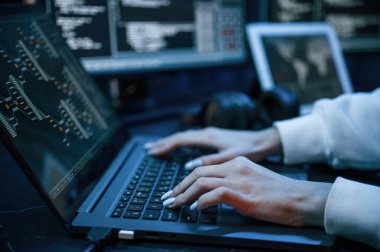 Kadın hacker ellerinin yan görüntüsü, klavyede daktilo..