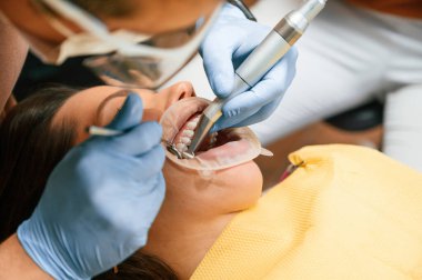 Hizalayıcıyı kurmak için araçlar kullanılıyor. Stomatoloji kliniğindeki kadın, ziyaretçi dişçi..