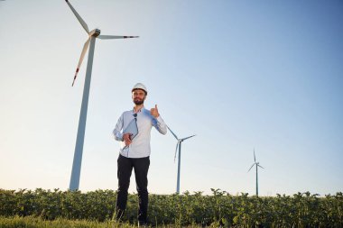 Ön manzara. Servis mühendisi yel değirmenleriyle sahada..