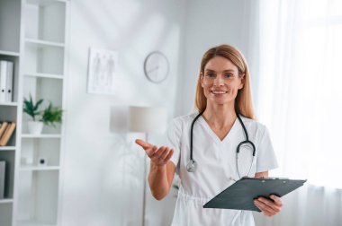 Not defteriyle müşteriyi arıyorum. Beyaz önlüklü genç bayan doktor içeride..